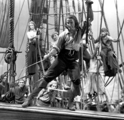 Errol Flynn, in Capitain Blood, Décembre 1935, directed by Michael Curtis