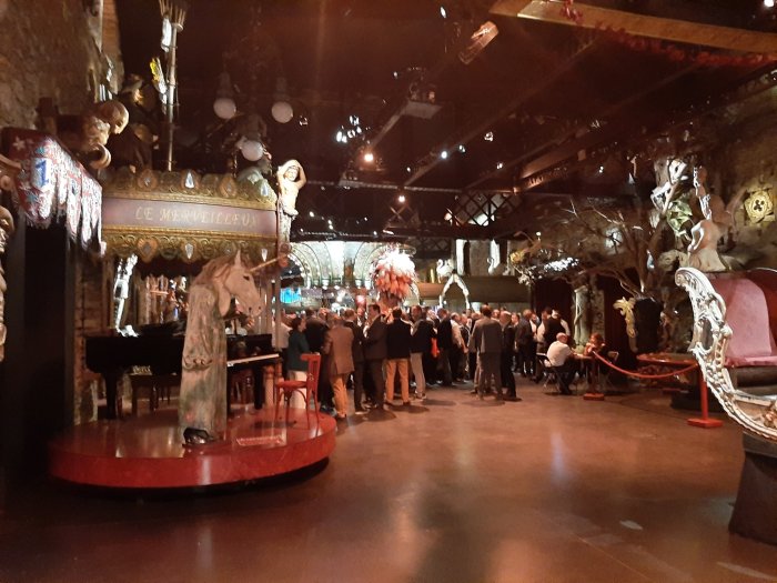 Intérieur du musée des arts forains rempli de personnes debout